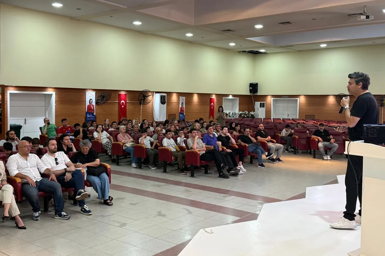İzmit’te yapay zekâ semineri: Ozan Sihay gençlerle buluştu